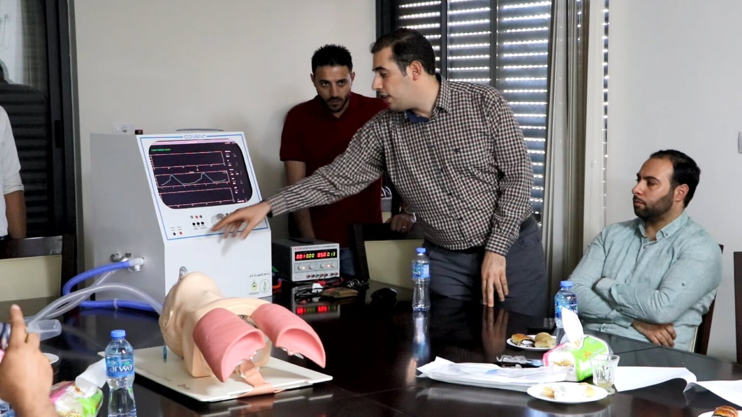 الجامعة تساهم بدعم مشروع جهاز التنفس الاصطناعي الأول من نوعه في فلسطين COVENT
