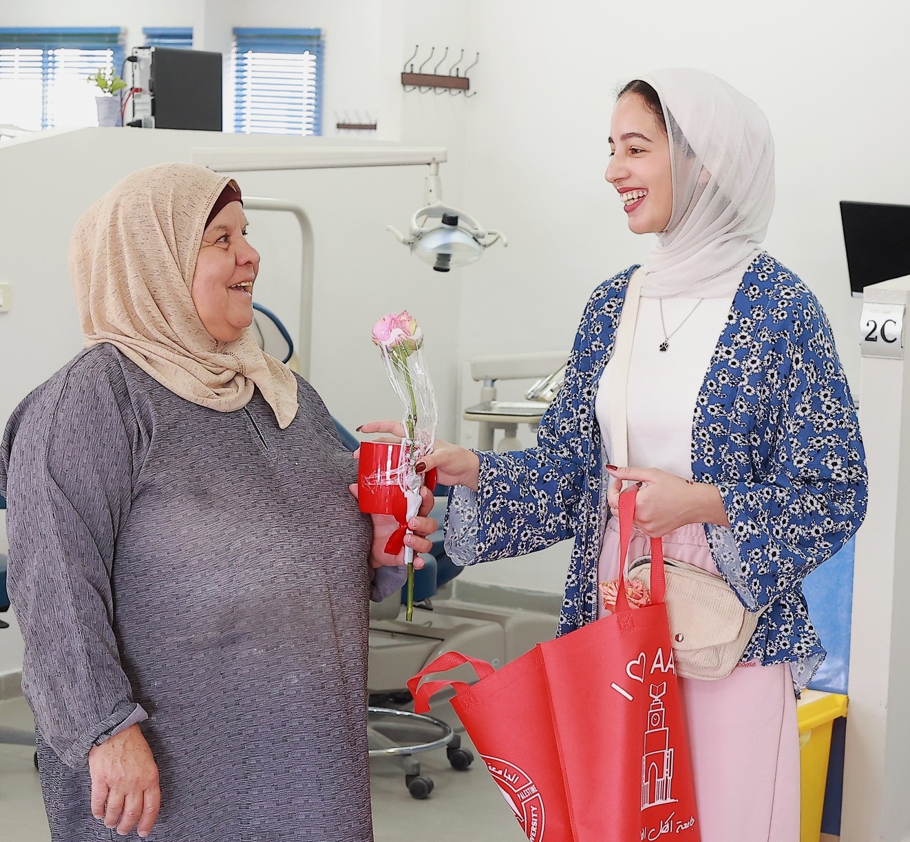 فريق دعم الطالب يكرم عمال الجامعة بمناسبة يوم العمال فريق دعم الطالب يكرم عمال الجامعة بمناسبة يوم العمال