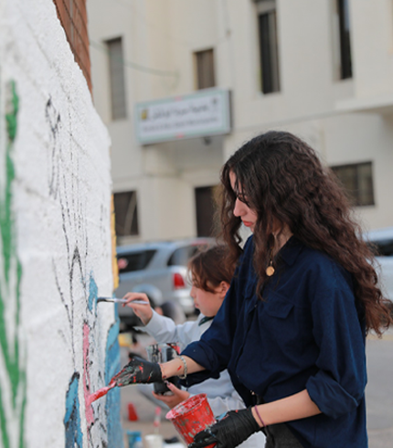 شارك عدد من طلبة الجامعة في حرم رام الله، في تنفيذ فعالية &quot;ريشة وبصمة&quot;