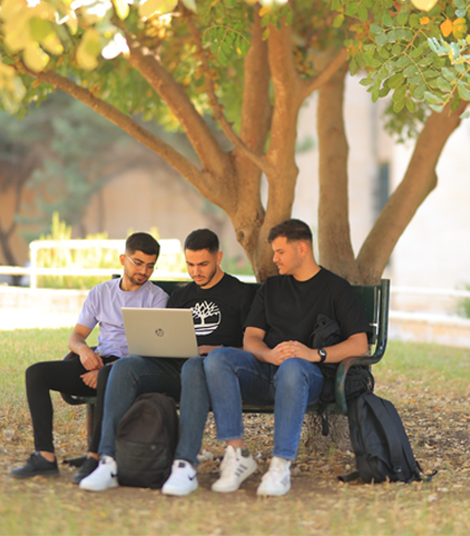 لحظات من الحياة الجامعية، حيث تكتسب المعرفة وتتحول الطموحات إلى إنجازات