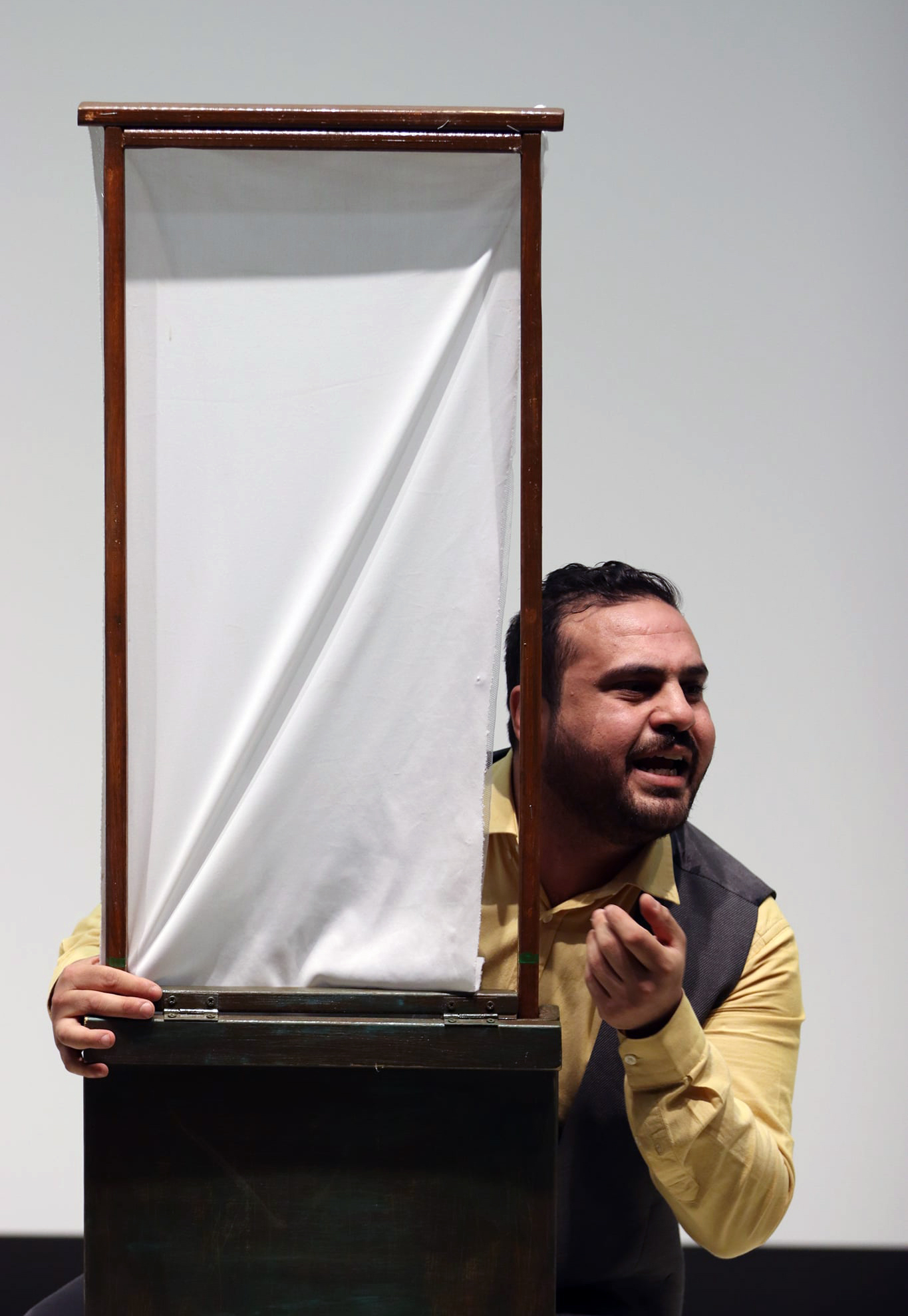 الجامعة تعرض مسرحية بعنوان "على الدوار" للفنان الفلسطيني علاء شحادة