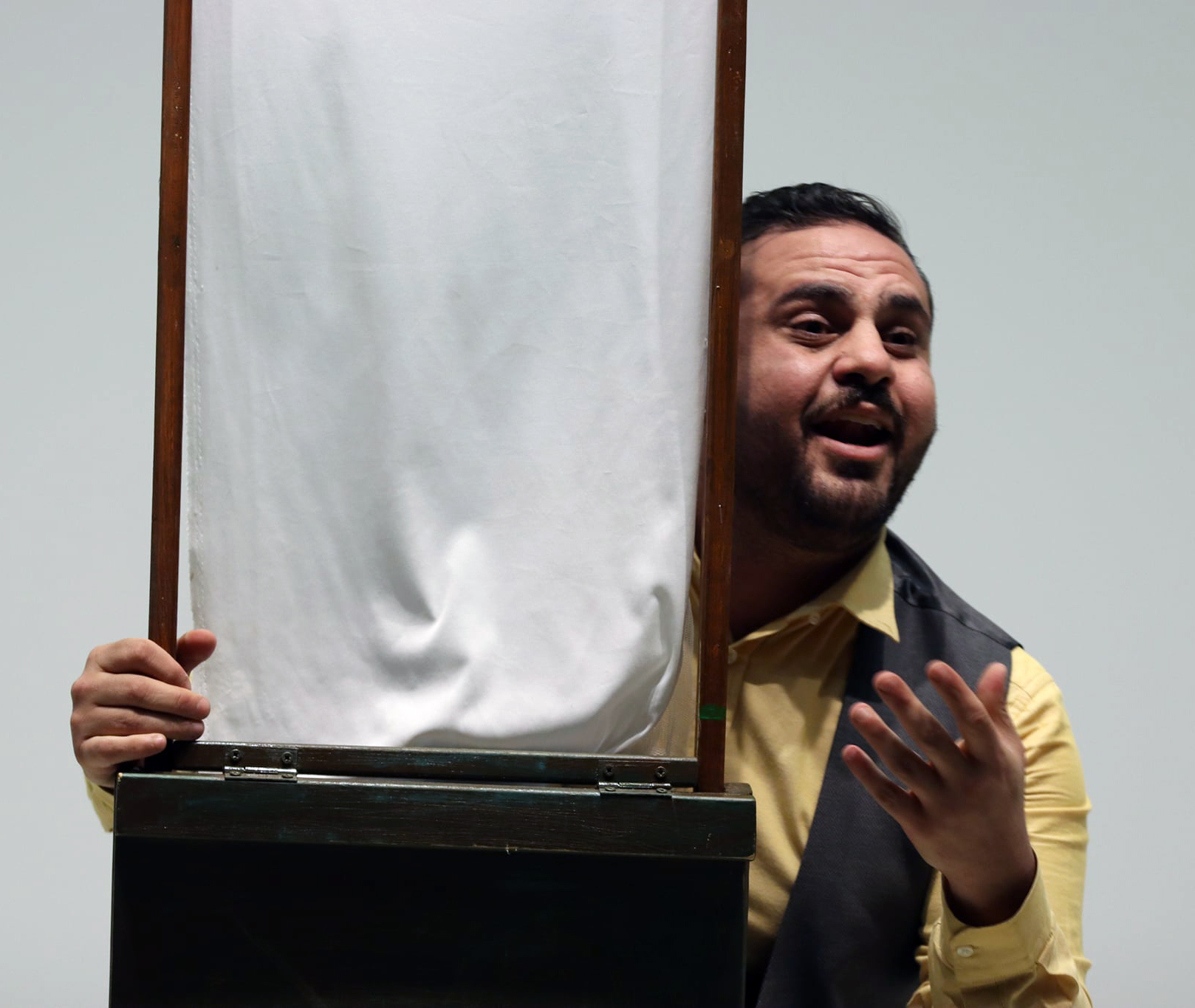 الجامعة تعرض مسرحية بعنوان "على الدوار" للفنان الفلسطيني علاء شحادة