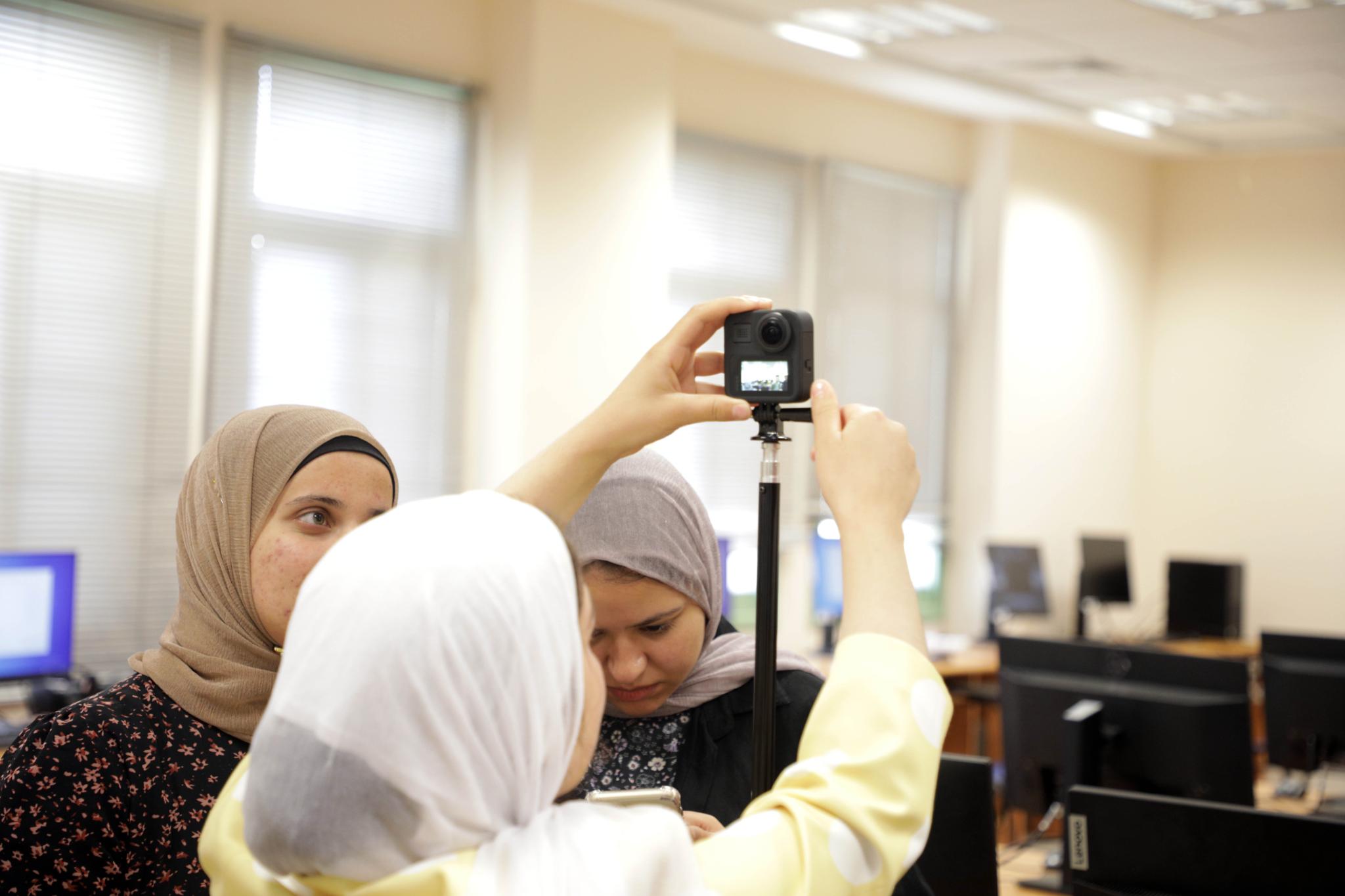 الجامعة تعقد ورشة عمل لموظفيها وطلبتها حول تقنية تصوير وإنتاج أفلام 360 لاستخدامها في الواقع الافتراضي 