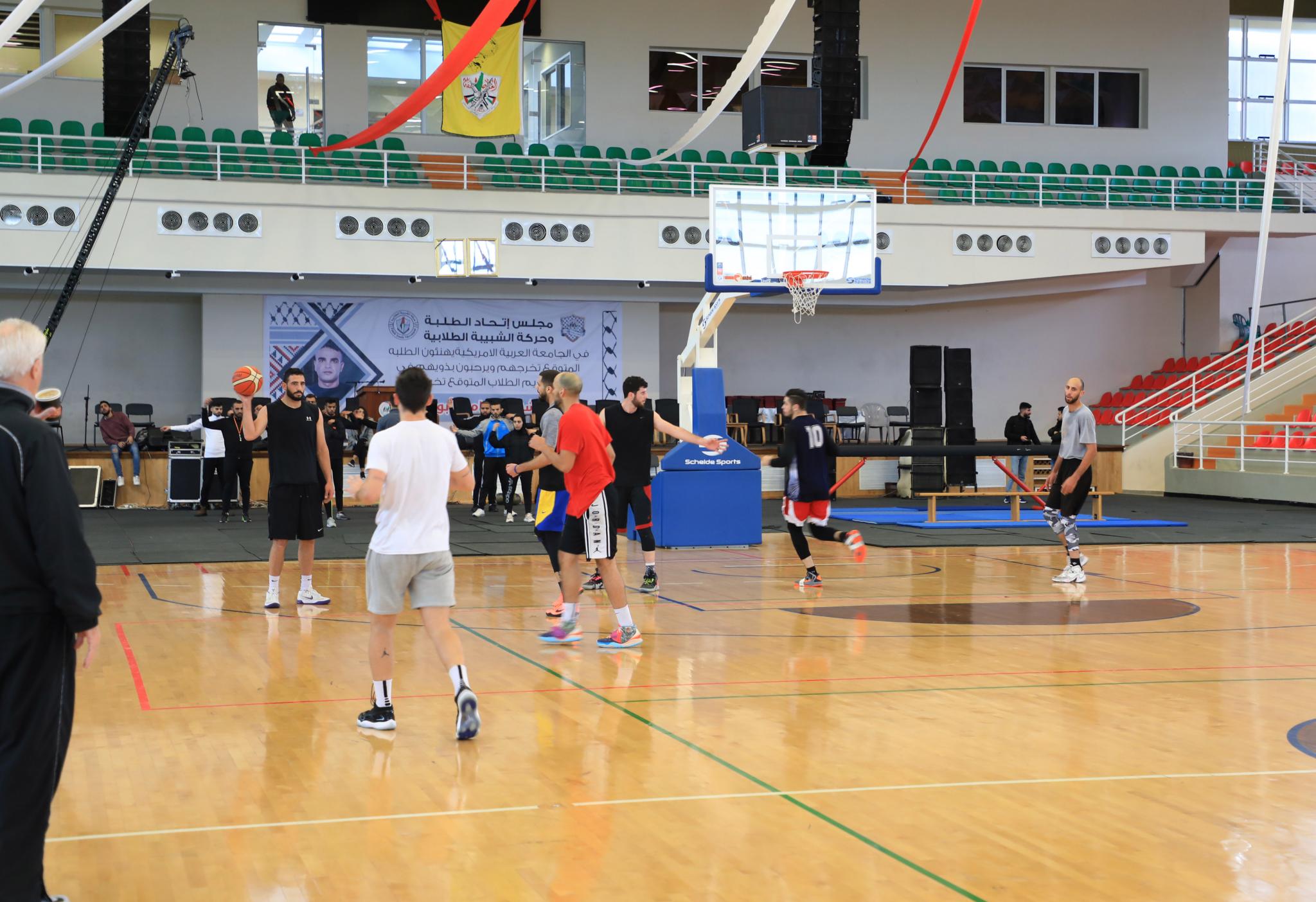 جانب من تدريبات منتخب فلسطين لكرة السلة في الصالة الرياضية في الجامعة العربية الامريكية