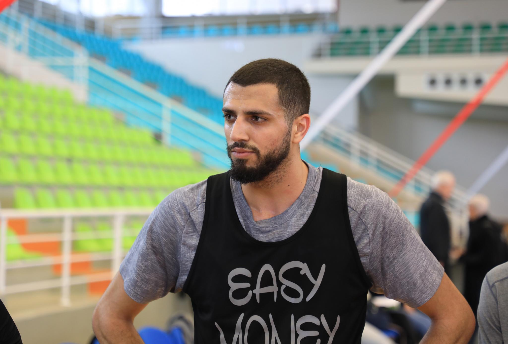 جانب من تدريبات منتخب فلسطين لكرة السلة في الصالة الرياضية في الجامعة العربية الامريكية