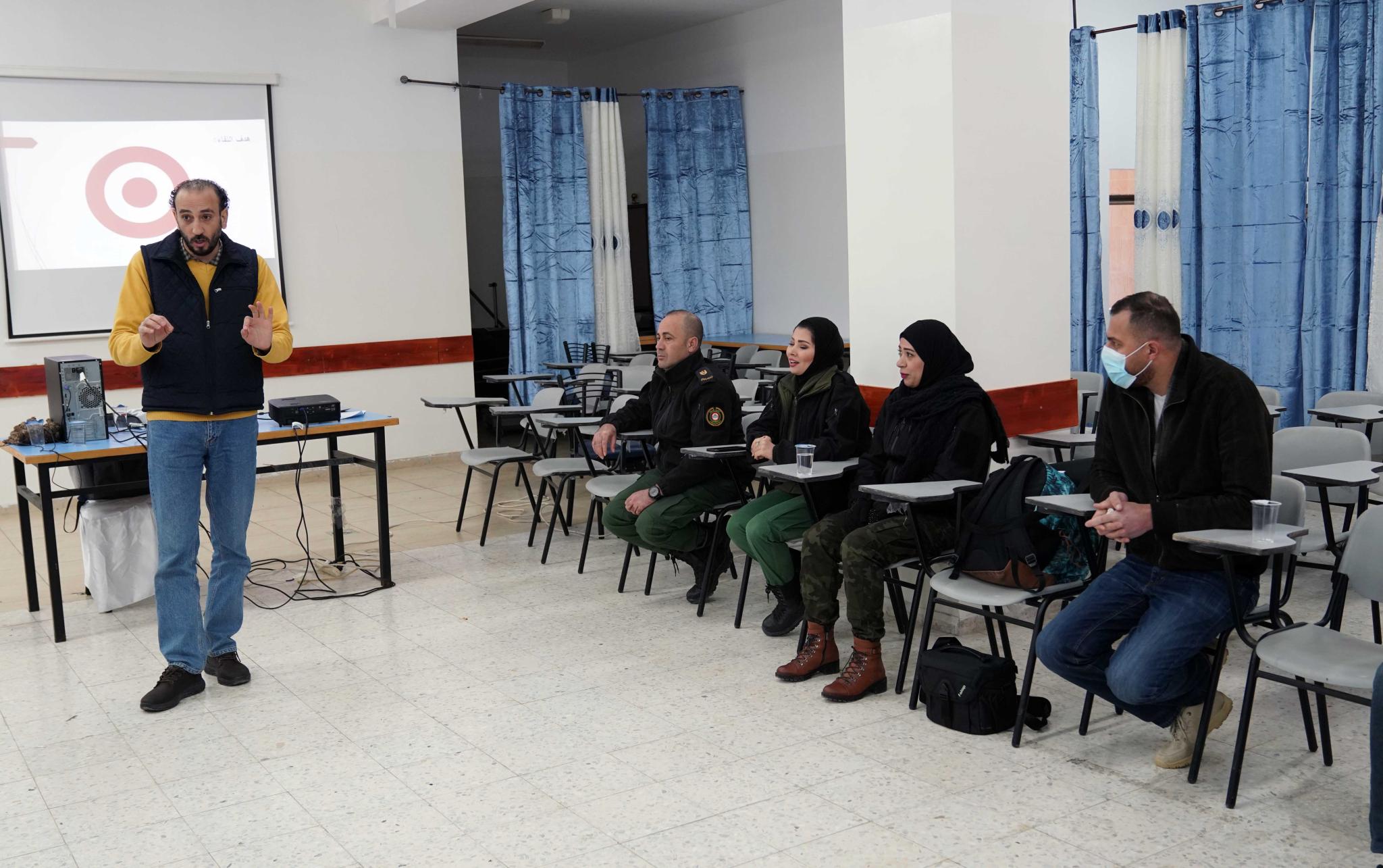 الجامعة تنظم دورة تدريبية في "الإعلام والتصوير" لموظفي العلاقات العامة في جهاز الأمن الوطني في الضفة