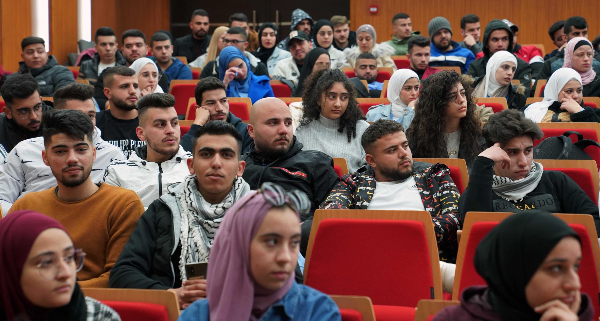 الجامعة تعرض لطلبتها فيلمين يعكسان واقع قطاعي التعليم والصحة في فلسطين