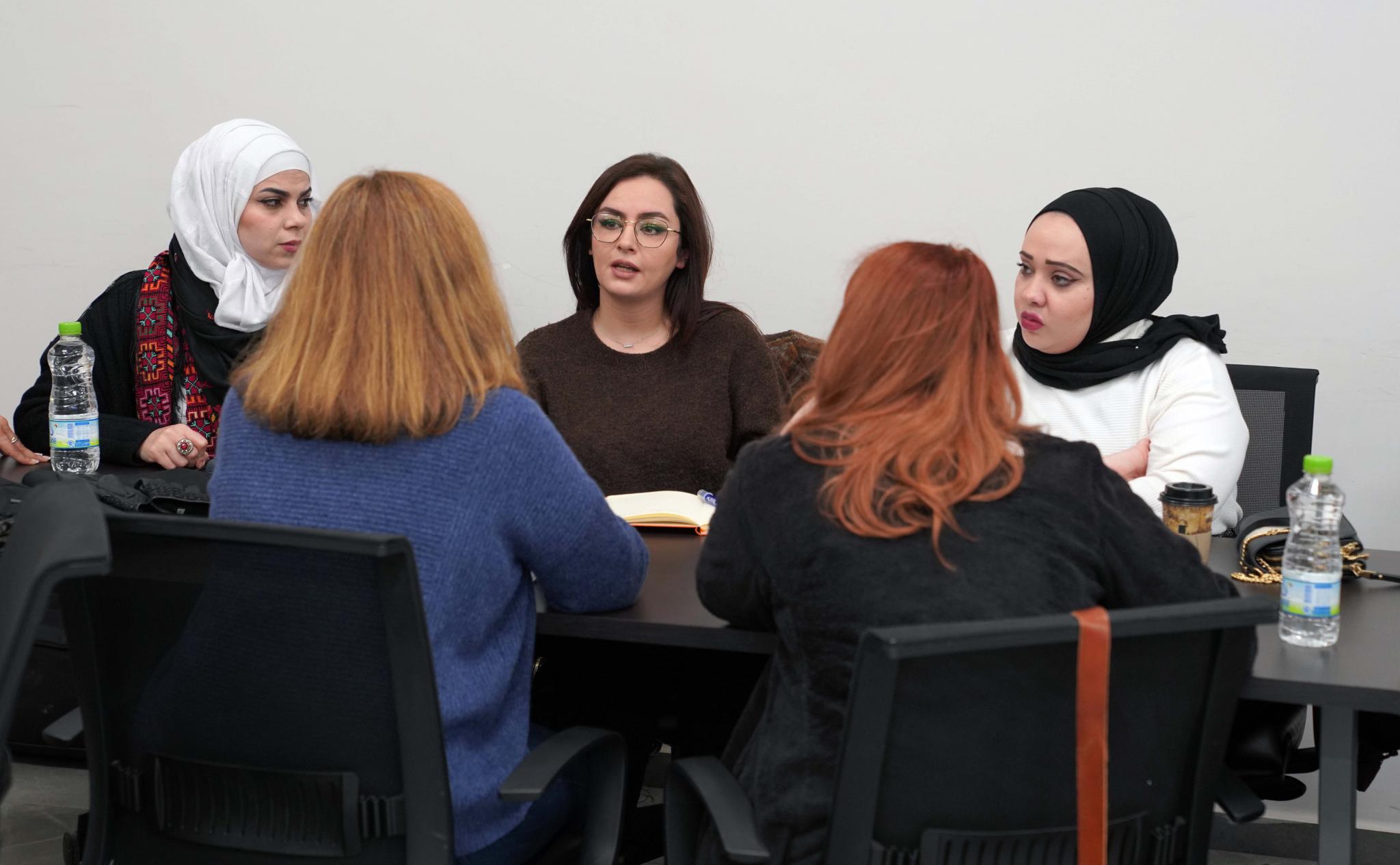 Dr. Sa’eb Iriqat lectures in an academic meeting for Conflict Resolution students in AAUP and Conflict Analyzing and Resolution from George Mason University