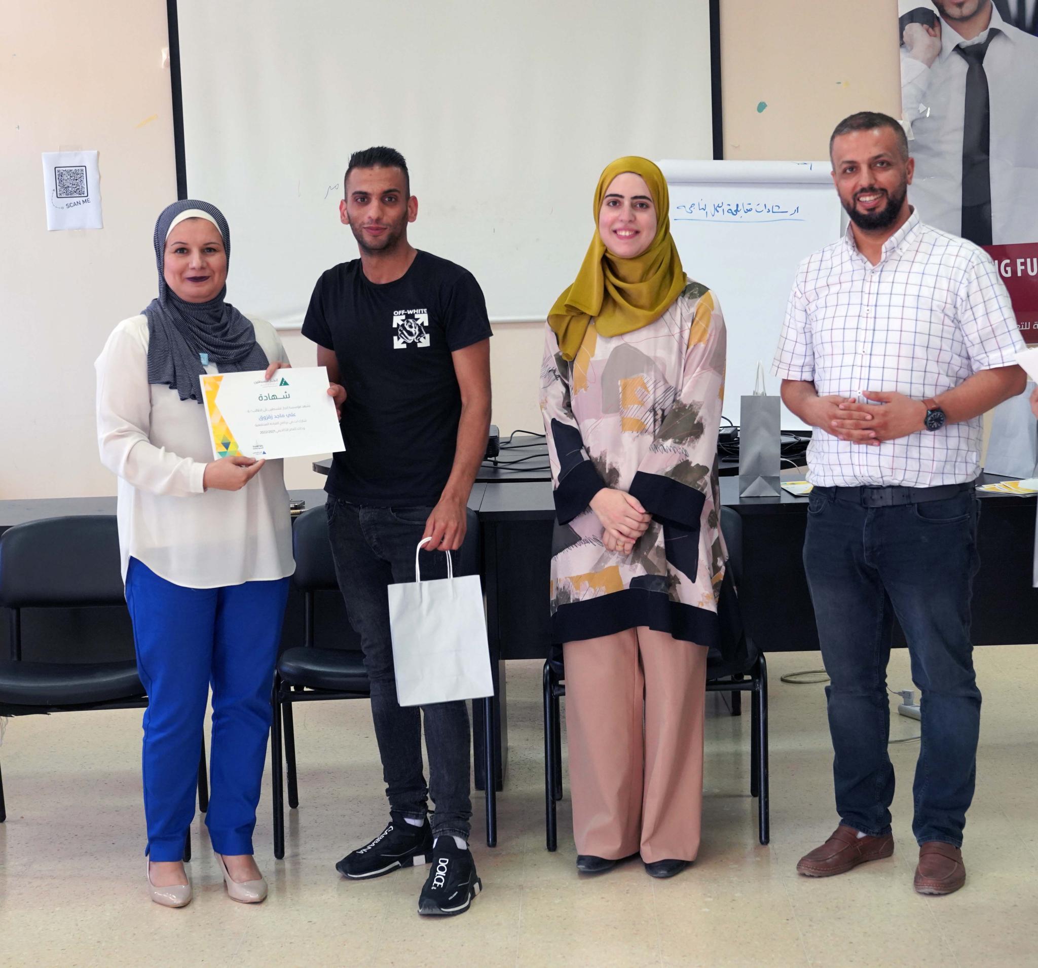 الجامعة تكرم طلبتها الفائزين بالمركز الأول في مبادرة "من المخيم"