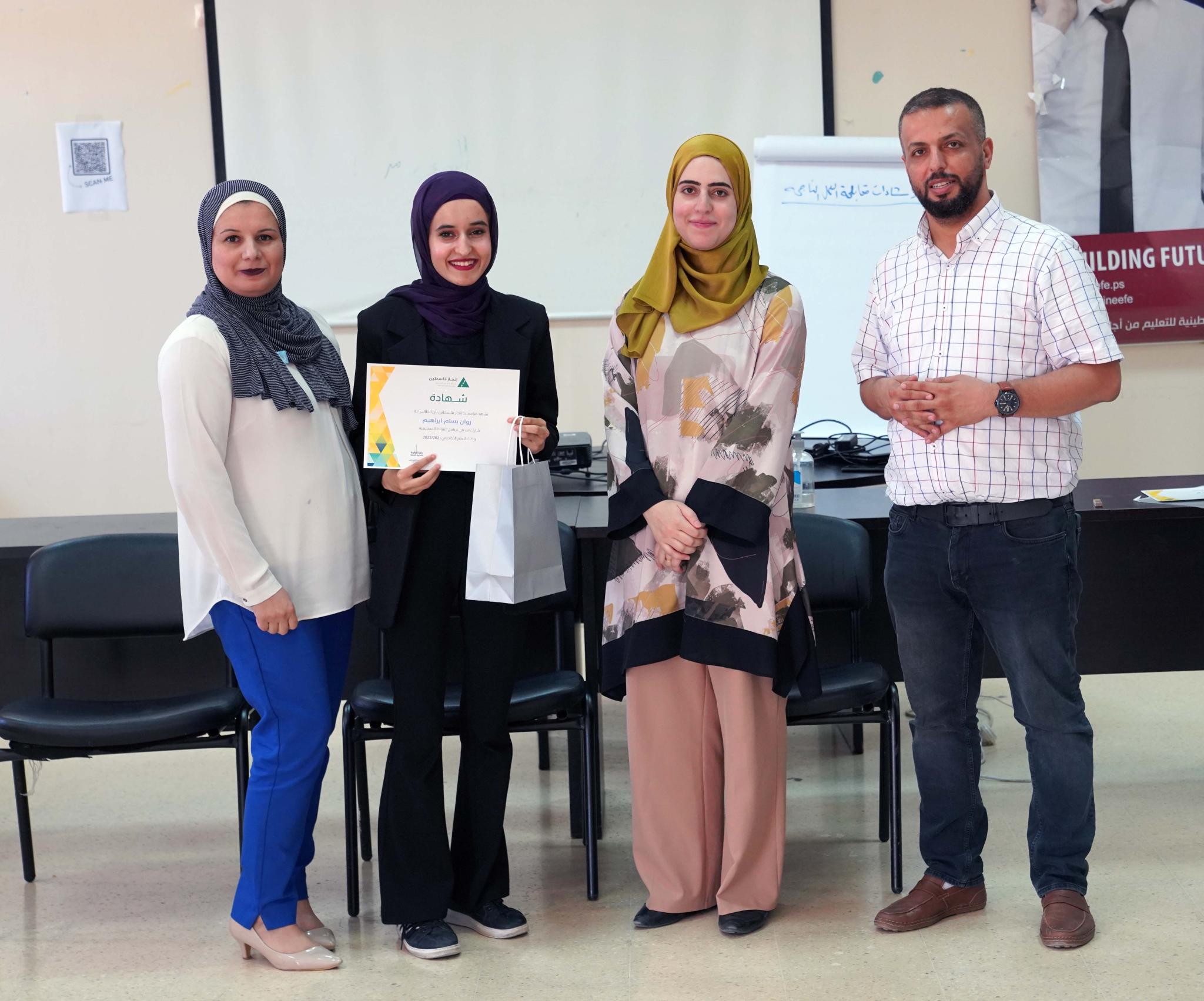 الجامعة تكرم طلبتها الفائزين بالمركز الأول في مبادرة "من المخيم"