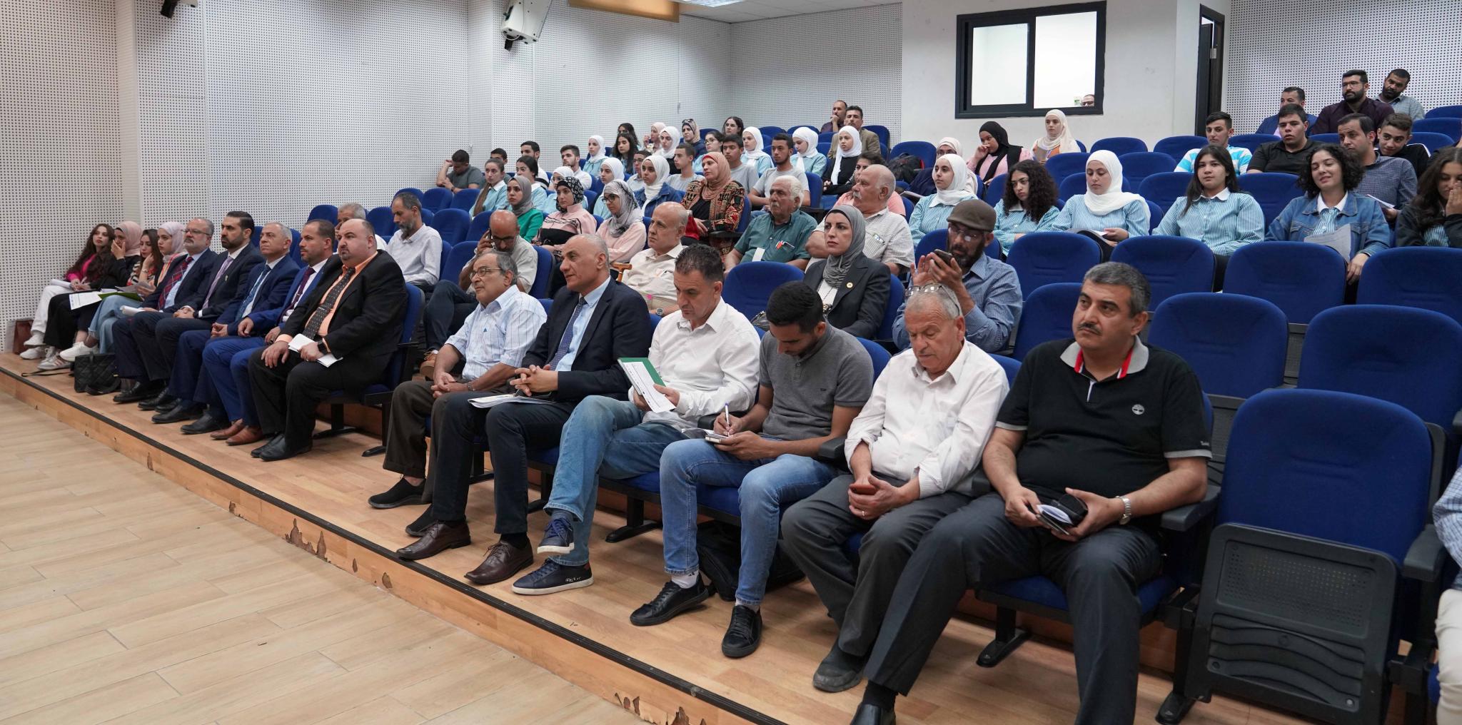 دائرة العلاقات العامة في الجامعة تشارك في يوم دراسي بعنوان  "حاجة السوق الفلسطينية والدولية للتخصصات الجامعية والمهارات المهنية 