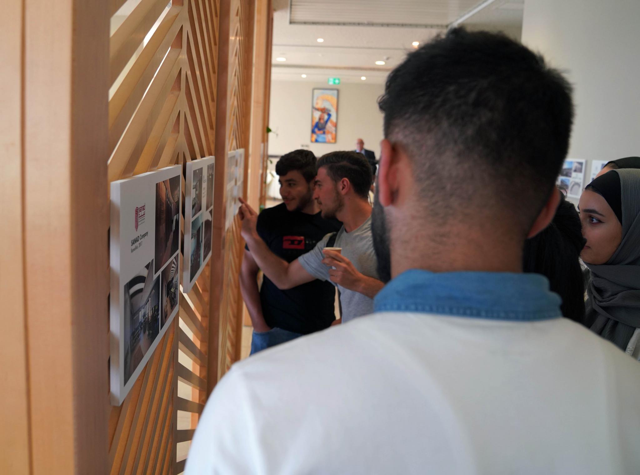  الجامعة تنظم معرض الفنانين الإيطالي فيكو ماجستريت والفلسطيني فيكتور غطاس في العمارة الداخلية