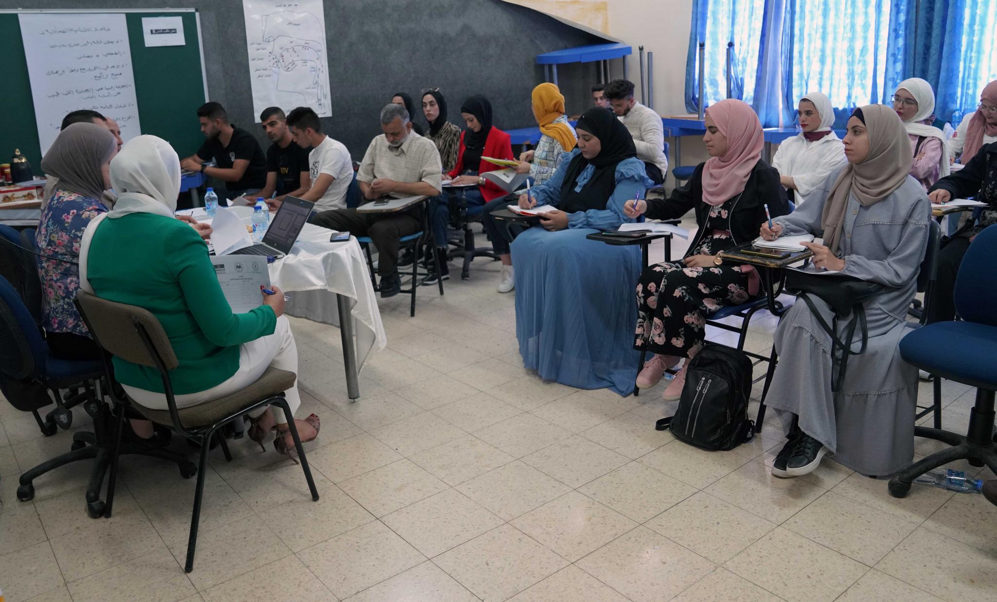 الجامعة تنظم ورشة عمل لطلبة قسم اللغة العربية والإعلام حول المحتوى الإعلامي المراعي للنوع الاجتماعي