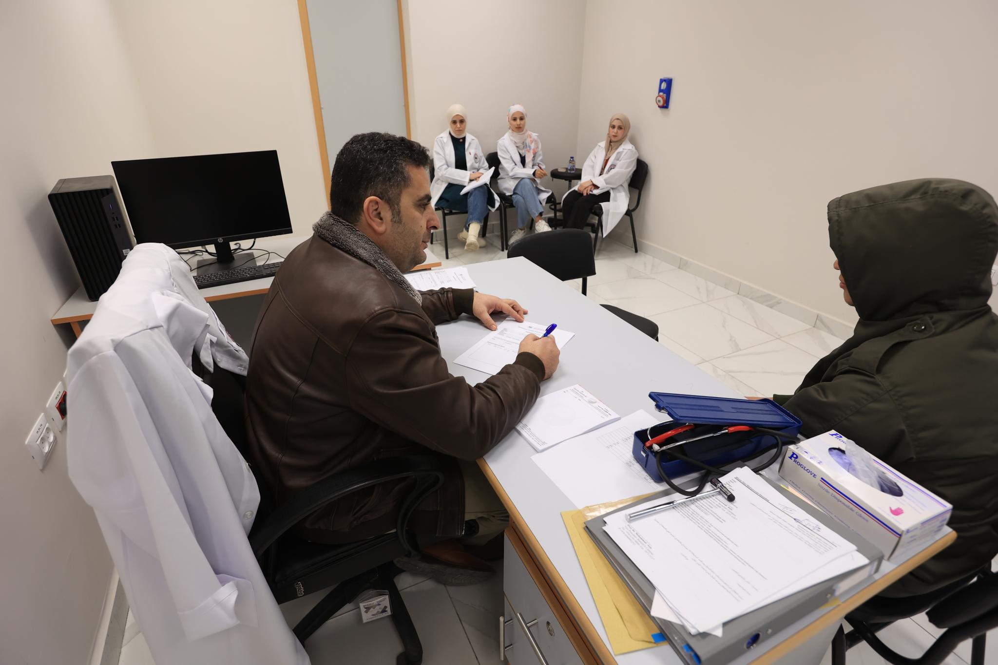 المجمع الطبي التأهيلي الجامعي ينظم يوماً طبياً مجانياً لموظفي الجامعة