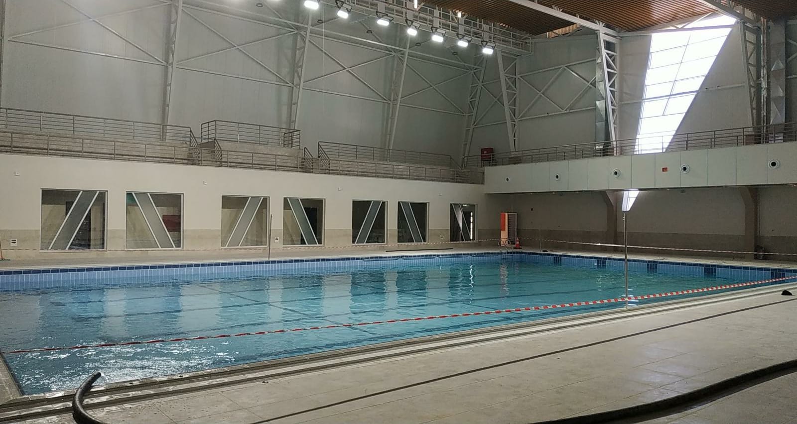 الجامعة تقترب من انتهاء العمل بمشروع المسبح النصف الاولمبي المغلق الاول من نوعه فلسطين