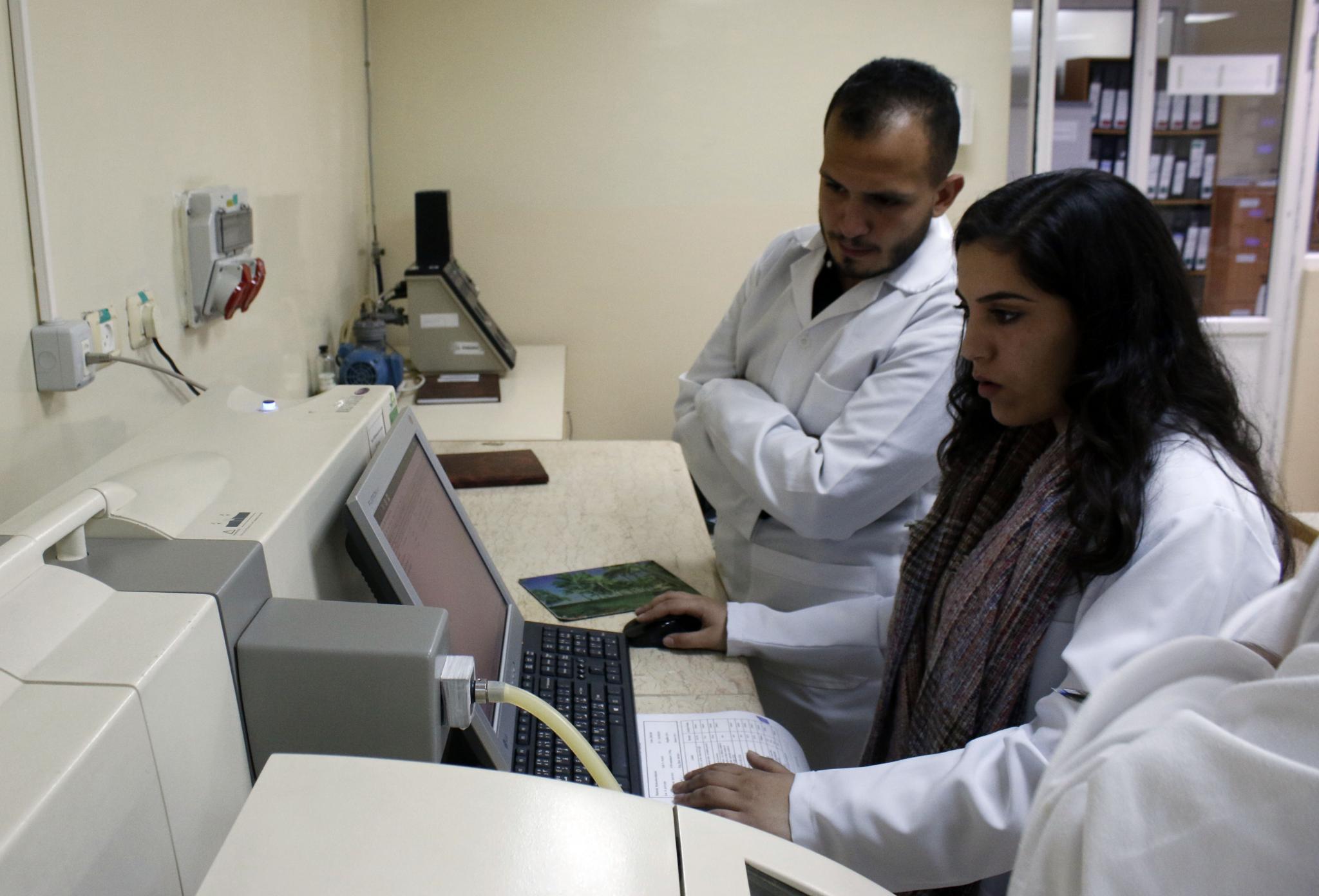 طلبة الصيدلة في الجامعة العربية الامريكية في زيارة لشركة القدس للمستحضرات الطبية برام الله