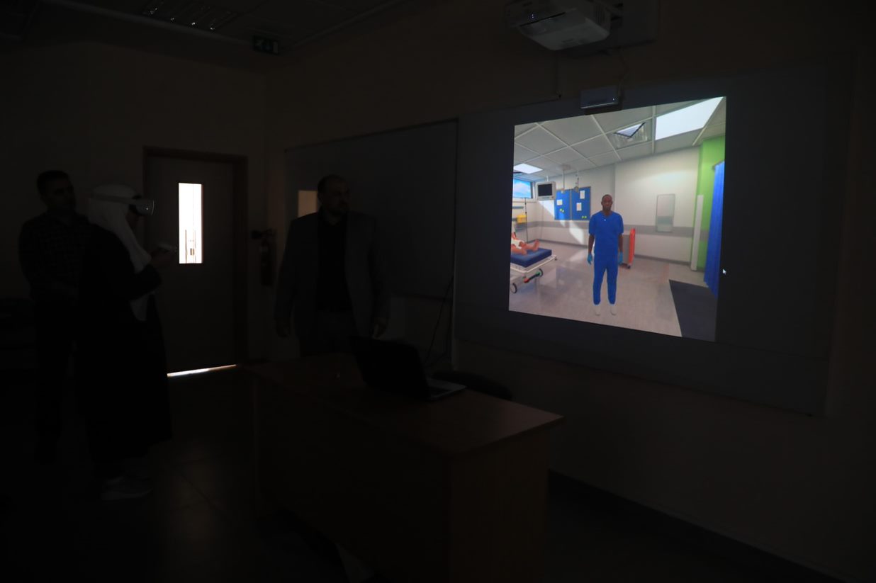 طلبة كلية الطب في الجامعة يستخدمون منصة جامعة أكسفورد للواقع الافتراضي 