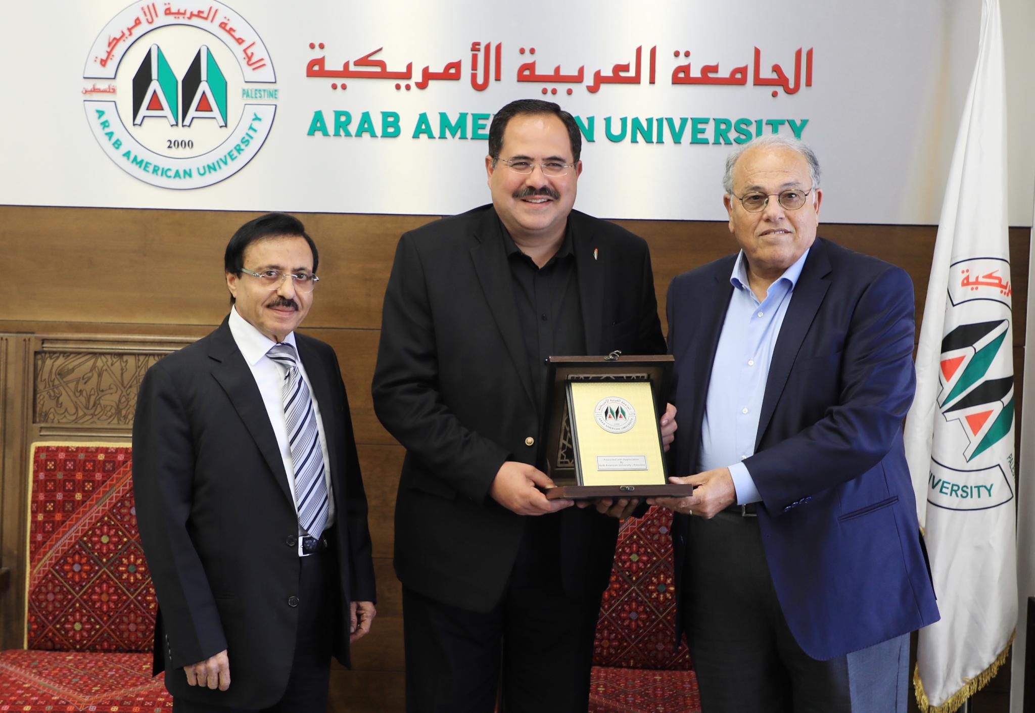 الجامعة تكرم الدكتور صبري صيدم تقديرا لجهوده في تطوير قطاع التعليم في فلسطين