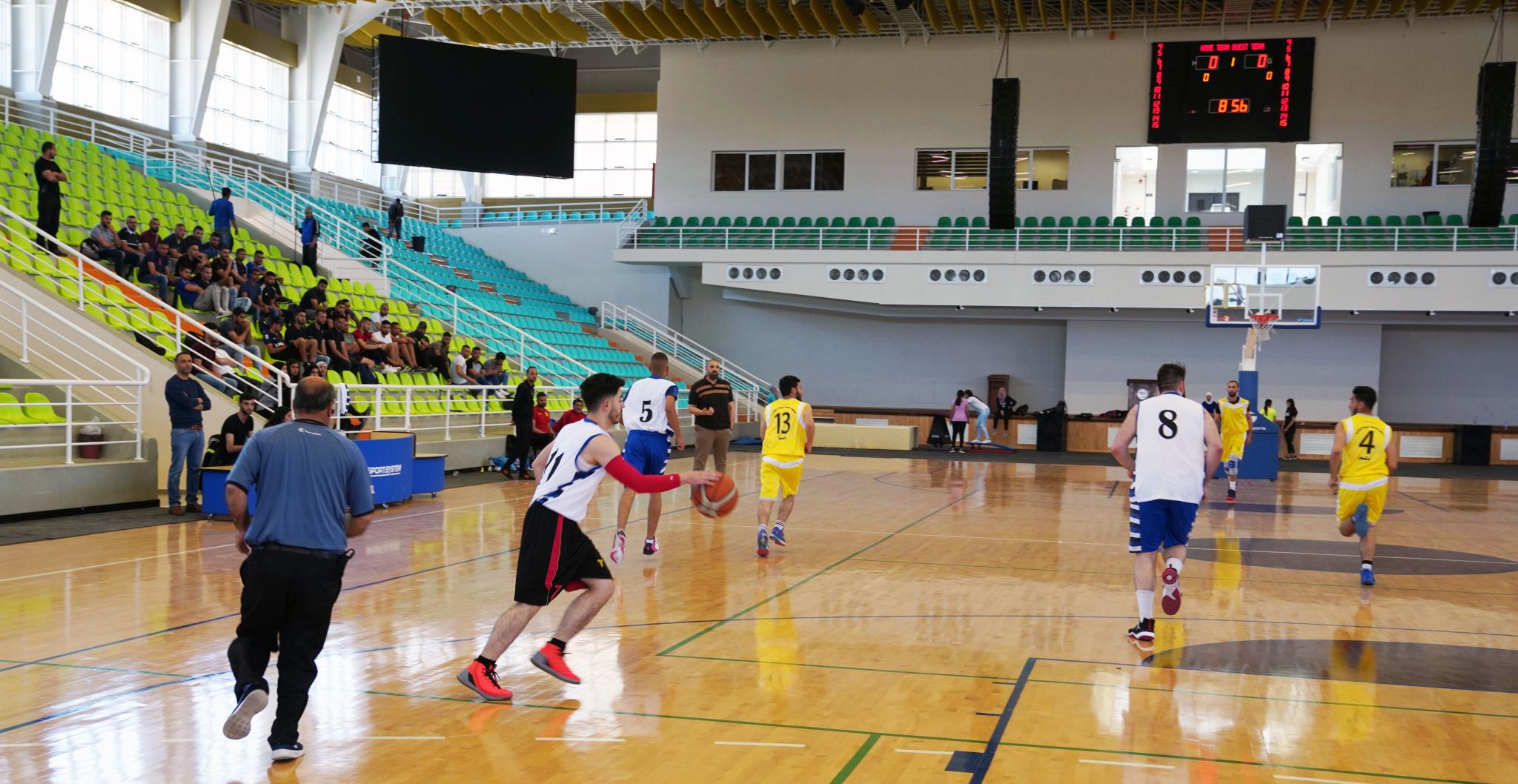 مباراة بكرة السلة بين العربية الأمريكية والنجاح ضمن دوري الجامعات