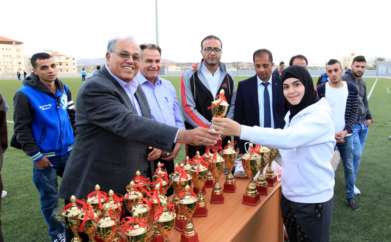 تكريم الفائزين في بطولة الجامعات للشطرنج وكرة المضرب والكاراتيه