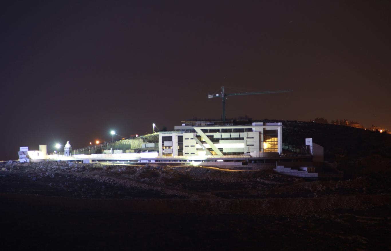 مبنى الدراسات العليا في رام الله ليلا 