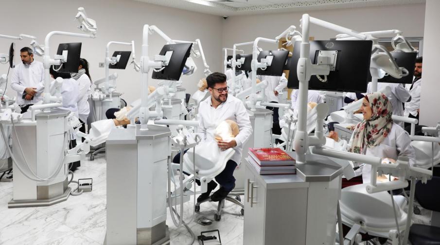 مختبرات طب الأسنان في الجامعة العربية الأمريكية