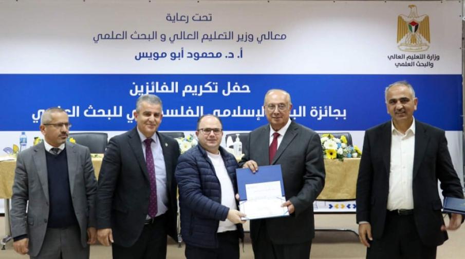 فاز الطالب الباحث في الجامعة العربية الأمريكية نائل عبد الجبار زيدان تخصص الماجستير في علم الحاسوب بالمرتبة الثانية بجائزة البنك الإسلامي الفلسطيني للبحث العلمي للعام 2021-2022.
