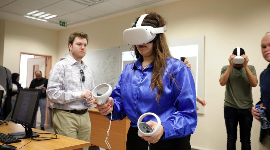 الجامعة تبدأ أولى التجارب لاستخدام تقنية الواقع الافتراضي في تعليم طلبة التمريض 