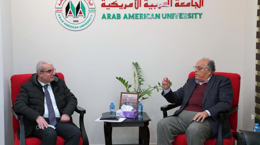 محافظ سلطة النقد في زيارة للجامعة العربية الأمريكية