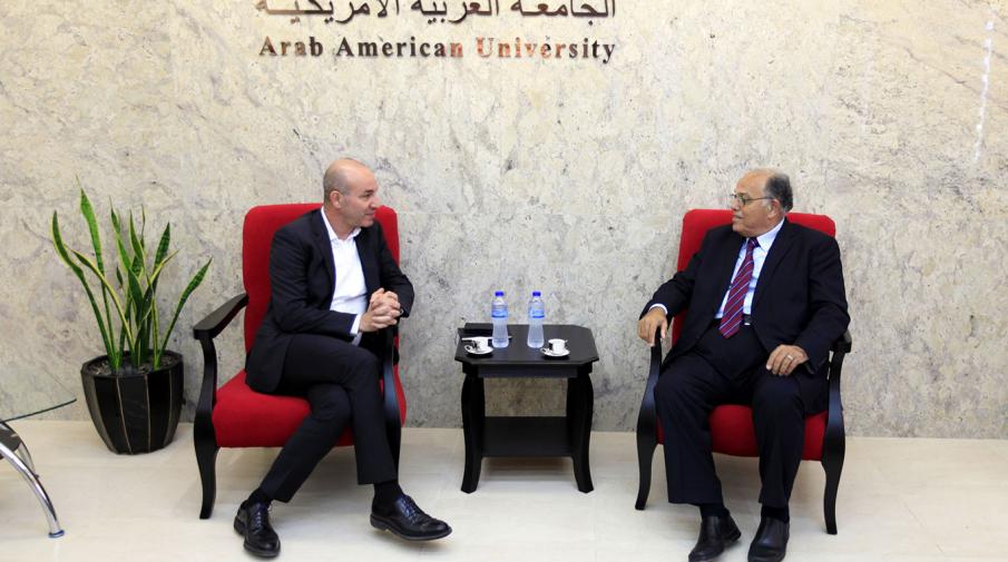 جانب من زيارة المدير التنفيذي لمؤسسة الرئيس محمود عباس، السيد جمال حداد للجامعة