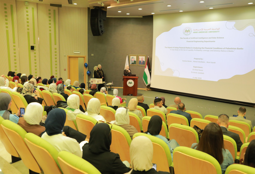 طلبة الدفعة الأولى من تخصص الهندسة المالية في كلية الذكاء الاصطناعي وعلم البيانات يناقشون مشاريع تخرجهم