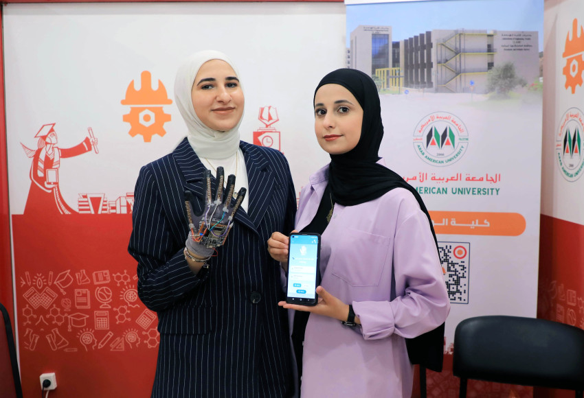 القفاز الذكي الناطق يمكن الصم والبكم من التواصل ابتكار هندسي من طالبات في كلية الهندسة في الجامعة العربية الأمريكية