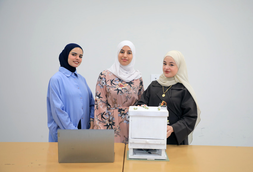 طالبات الهندسة في الجامعة العربية الأمريكية يبتكرن نظاما ذكيا لمراقبة خلايا النحل وتحقيق استدامة الإنتاج