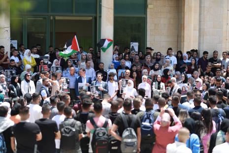 بمشاركة المئات من الطلبة: الجامعة تنظم مهرجانا رفضا لاغتيال أبو عاقلة