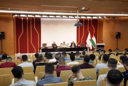 محاضرة علمية في الجامعة حول الاقتصاد الفلسطيني الواقع والتحديات