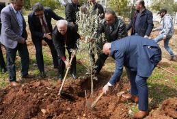 الجامعة العربية الأمريكية والكنيسة الإنجيلية اللوثرية في الأردن والأراضي المقدسة تنفذان حملة "شجرة للحياة" تخليدا لضحايا "كوفيد 19"