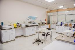 مختبر التحاليل الطبية في حرم الجامعة في رام الله