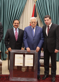 رئيس مجلس إدارة الجامعة العربية الأمريكية يهدي فخامة الرئيس محمود عباس قلادة رمزية لميلاد دولة فلسطين رئيس مجلس إدارة الجامعة العربية الأمريكية يهدي فخامة الرئيس محمود عباس قلادة رمزية لميلاد دولة فلسطين