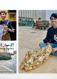 طالب من كلية العمارة والفنون في الجامعة يشارك في العمل الفني التركيبي "الأحجار الهائمة"