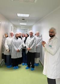طلبة من كلية الصيدلة في الجامعة العربية الأمريكية في زيارة علمية لشركة بيرزيت للأدوية