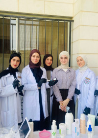 طالبتان من تخصص العلاقات العامة ينظمن فعالية صحية في مدرسة ايلاف بمشاركة طلبة من تخصص التجميل والعناية بالبشرة