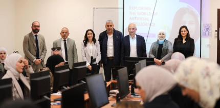 الدكتورة منى نبيل ضميدي تقدم ورشة تدريبية للأكاديميين حول توظيف الذكاء الاصطناعي في التعليم