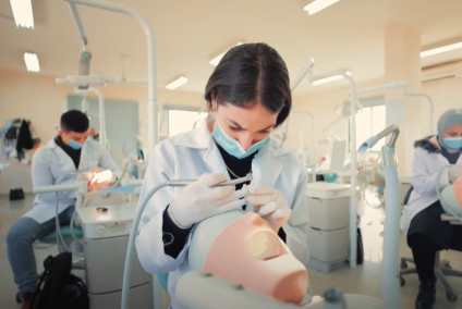 بكالوريوس دكتور في جراحة الأسنان الحاصل على اعتماد الجمعية الأوروبية لتعليم طب الأسنان ADEE LEADER