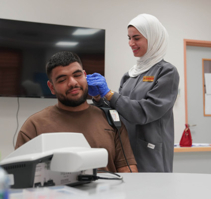 الجامعة العربية الأمريكية وشركة Eyes Solutions تنظمان يومًا طبيًا مجانيًا للفحوصات السمعية لخدمة المجتمع المحلي