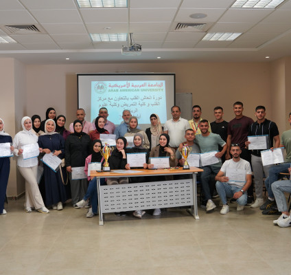 اختتمت كلية علوم الرياضة، بالتعاون مع مركز القلب وكلية التمريض في الجامعة العربية الأمريكية، دورة تدريبية متخصصة حول "الإنعاش القلبي الرئوي الأساسية"، استهدفت مجموعة من طلبة كلية علوم الرياضة، استمرت على مدار يومين مكثفين.  هدفت الدورة إلى تزويد الطلبة بالمهارات اللازمة للتعامل مع حالات توقف القلب أو الاختناق، خاصة أن طلبة كلية علوم الرياضة ينخرطون في الأنشطة الرياضية بشكل مكثف سواء أثناء دراستهم أو خلال عملهم في الملاعب والنوادي الرياضية بعد التخرج، وقد ركزت الدورة على أهمية التدخل السريع والفعال في مثل هذ