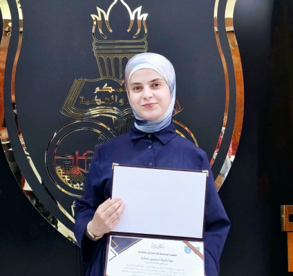 ميرا عمارنة طالبة الجامعة العربية الأمريكية تختتم تدريبا صيفيا مميزا في الجامعة الأردنية ضمن برنامج صيدلي متكامل