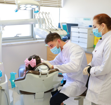 كلية طب الأسنان والمركز الطبي في الجامعة العربية الأمريكية ينظمان يوماً مجانياً لفحص الأسنان