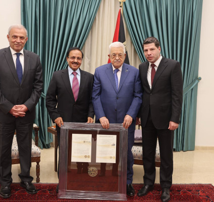 رئيس مجلس إدارة الجامعة العربية الأمريكية يهدي فخامة الرئيس محمود عباس قلادة رمزية لميلاد دولة فلسطين