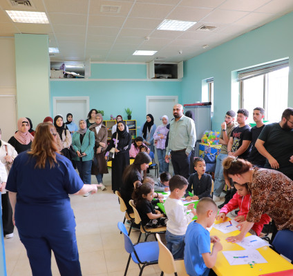 طلبة كلية العلوم الطبية المساندة يزورون مقر جمعية جسور الرجاء الإنسانية في بلدة جفنا