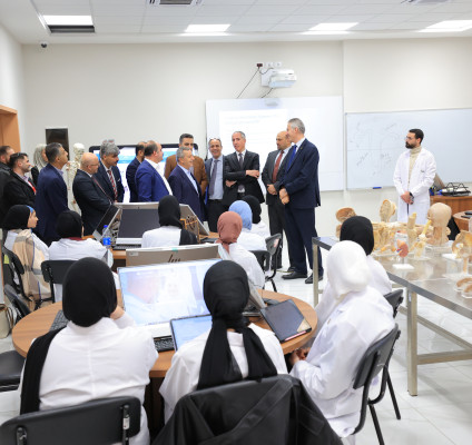 وفد من وزارة الصحة ومجموعة العربي الاستشاري ومستشفى ابن سينا يزور كلية الطب في الجامعة العربية الأمريكية لبحث تعزيز برامج التدريب الطبي والسريري